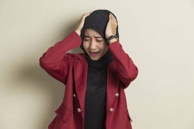 Stresli, başı ağrıyan Müslüman kadın portresi; baş dönmesi, baş dönmesi, migren, akşamdan kalma, sağlık hizmeti konsepti; genç yetişkin Asyalı kadın modeli