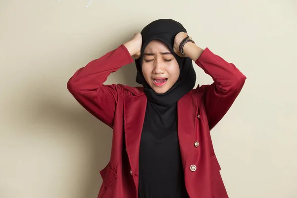 頭痛の種を持つストレスの多い病気のイスラム教徒の女性の肖像 目まい 片頭痛の種 ハングオーバー ヘルスケアの概念 若い大人のアジアの女性モデル — ストック写真