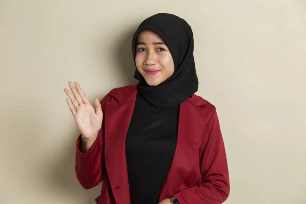 Happy Asian Business Woman Hijab Say Hello — Stok Foto