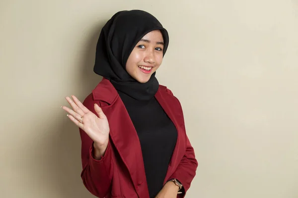 Happy Asian Business Woman Hijab Say Hello — Stok Foto