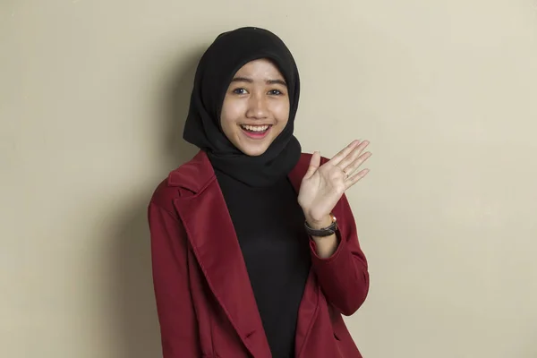 Gelukkig Aziatische Zakenvrouw Hijab Zeg Hallo — Stockfoto