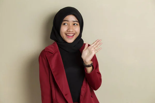 Happy Asian Business Woman Hijab Say Hello — Stok Foto