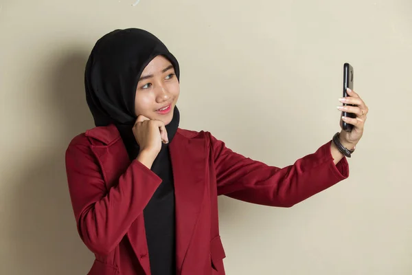 Feliz Mujer Asiática Hijab Con Teléfono Móvil Haciendo Selfie —  Fotos de Stock