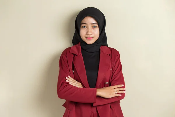 Jovem Asiático Muçulmano Mulher Cabeça Cachecol Sorriso Com Braços Cruzados — Fotografia de Stock
