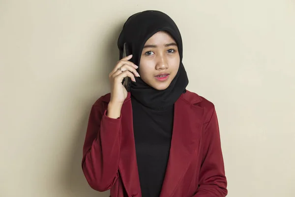 Porträtt Ung Asiatisk Muslimsk Kvinna Med Mobiltelefon — Stockfoto