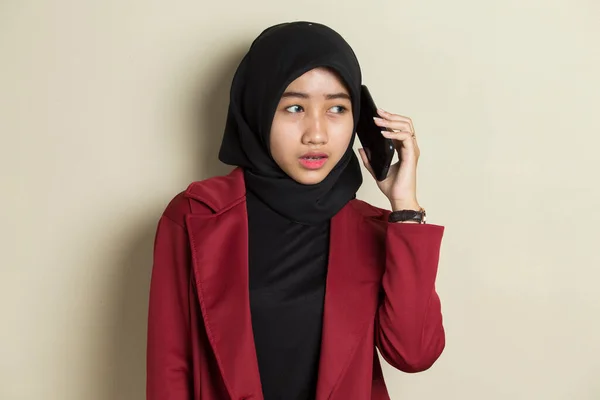 Retrato Uma Jovem Mulher Muçulmana Asiática Usando Telefone Celular — Fotografia de Stock