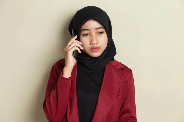 Портрет Молодої Азіатської Мусульманки Використанням Мобільного Телефону — стокове фото