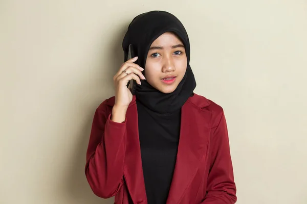幸せな若いアジア系ムスリム女性が携帯電話を使って — ストック写真