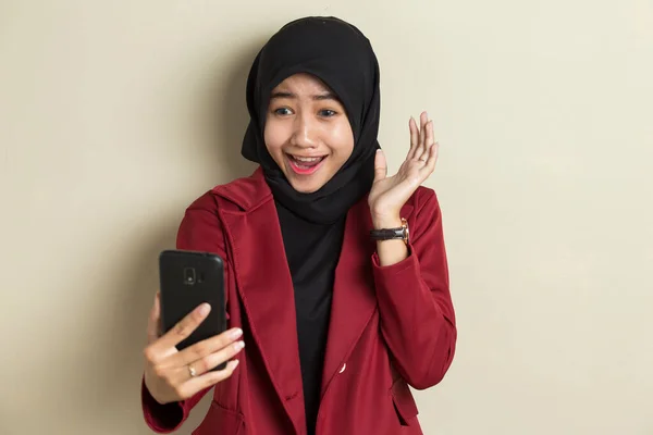 Glad Ung Asiatisk Muslimsk Kvinne Som Bruker Mobiltelefon – stockfoto