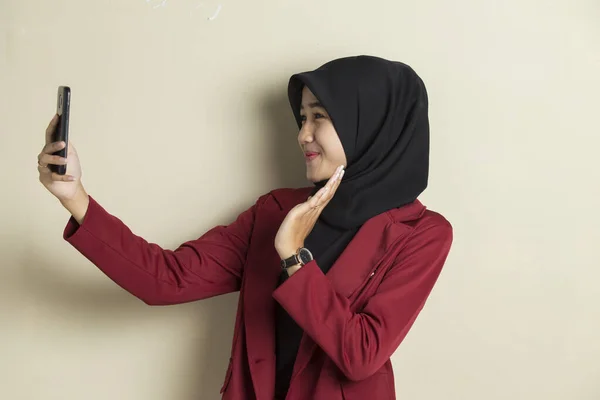 Wanita Muslim Asia Muda Yang Bahagia Menggunakan Ponsel — Stok Foto