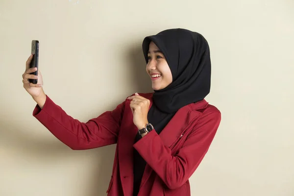 Feliz Joven Asiático Musulmán Mujer Utilizando Teléfono Móvil — Foto de Stock