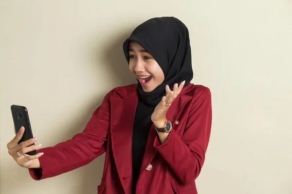 Heureux Jeune Asiatique Musulman Femme Aide Téléphone Mobile — Photo