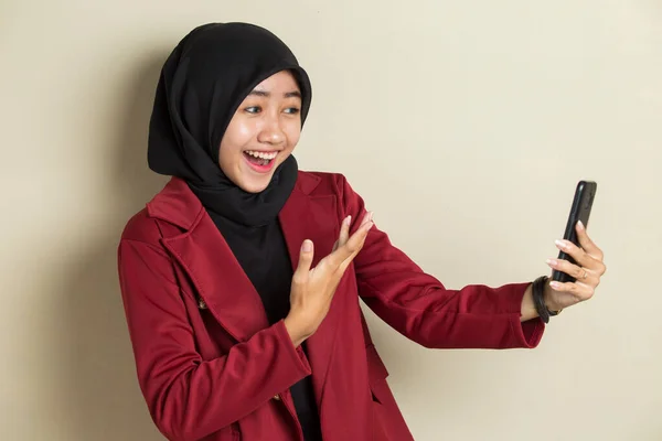 Χαρούμενη Νεαρή Ασιάτισσα Μουσουλμάνα Που Χρησιμοποιεί Κινητό Τηλέφωνο — Φωτογραφία Αρχείου