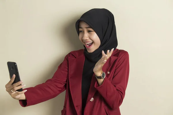 Boldog Fiatal Ázsiai Muszlim Mobiltelefon — Stock Fotó