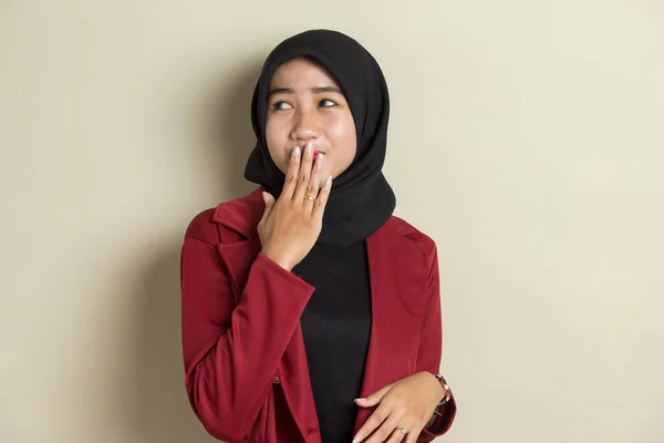 ヒジャーブを着た若いアジア人女性は 間違いのために手で口を覆いショックを受けた 秘密概念 — ストック写真
