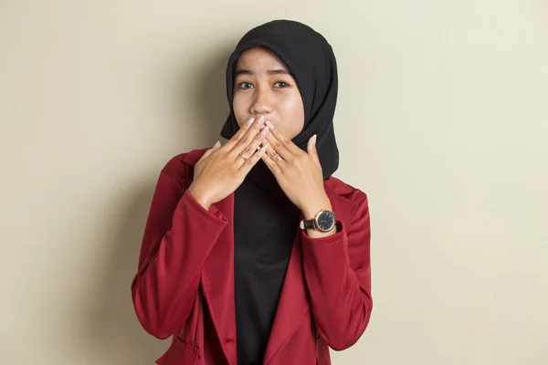 ヒジャーブを着た若いアジア人女性は 間違いのために手で口を覆いショックを受けた 秘密概念 — ストック写真