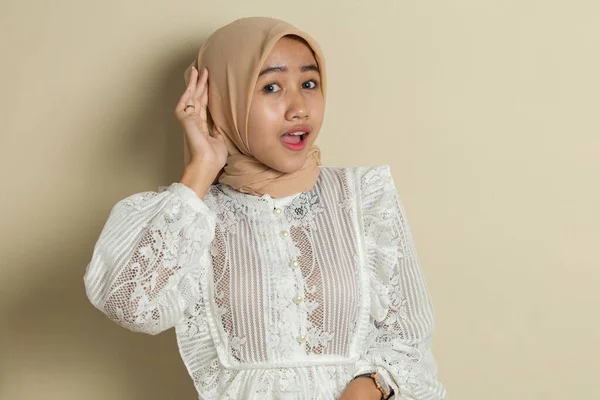 ヒジャーブを持つ若いアジアのイスラム教徒の女性は聞いている — ストック写真