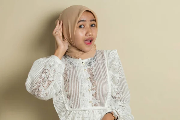 Wanita Muslim Muda Dengan Hijab Mendengarkan — Stok Foto