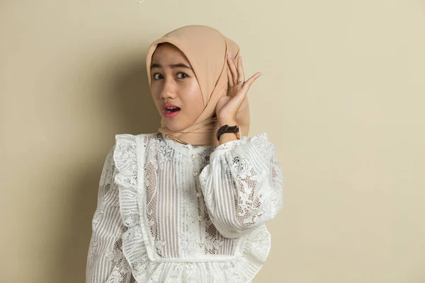 Young Asian Muslim Women Hijab Listening — Stock Photo, Image