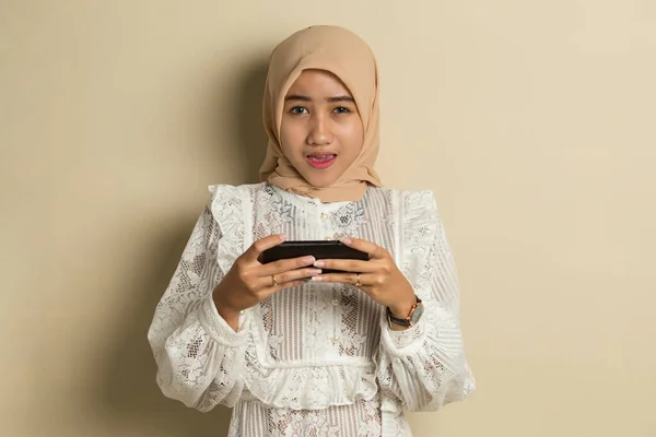 Счастливая Азиатская Мусульманка Взволнована Играть Игры Своем Смартфоне — стоковое фото
