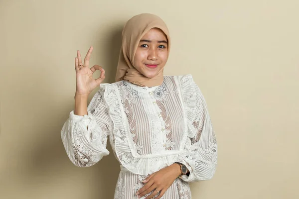 Asiatische Muslimin Trägt Hijab Mit Zeichen Geste — Stockfoto