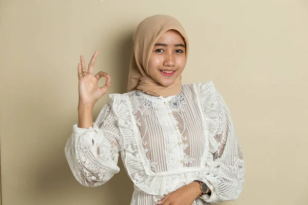 Asiatische Muslimin Trägt Hijab Mit Zeichen Geste — Stockfoto