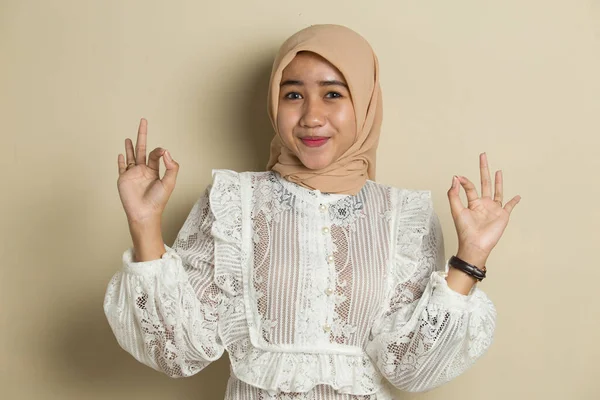 Asiatische Muslimin Trägt Hijab Mit Zeichen Geste — Stockfoto