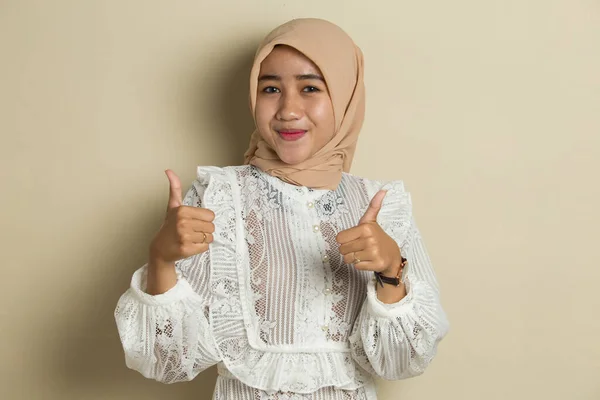 Asiatico Musulmano Donna Indossare Hijab Con Segno Gesto — Foto Stock