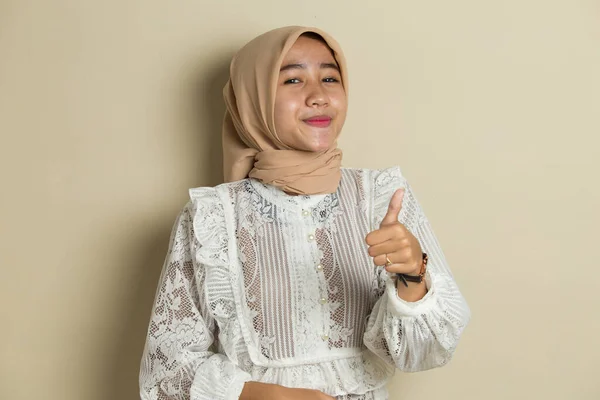 Asiatico Musulmano Donna Indossare Hijab Con Segno Gesto — Foto Stock