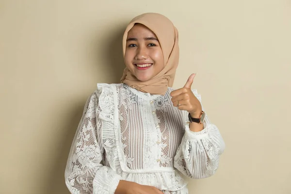 Mujer Musulmana Asiática Usando Hijab Con Gesto Signo —  Fotos de Stock