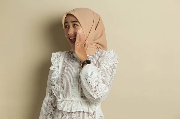 Retrato Jovem Mulher Muçulmana Asiática Vestindo Hijab Gritando Gritando — Fotografia de Stock