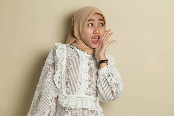 Portrait Young Asian Muslim Woman Wearing Hijab Shouting Yelling — Stock Photo, Image