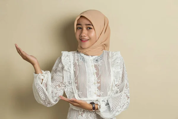 Genç Asyalı Müslüman Kadın Tesettüre Girmiş Gülümsüyor Farklı Yönleri Işaret — Stok fotoğraf