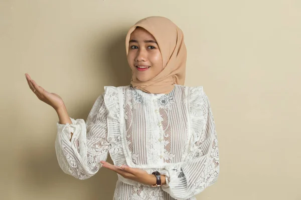 Giovane Donna Musulmana Asiatica Che Indossa Hijab Sorridente Fiducioso Punta — Foto Stock