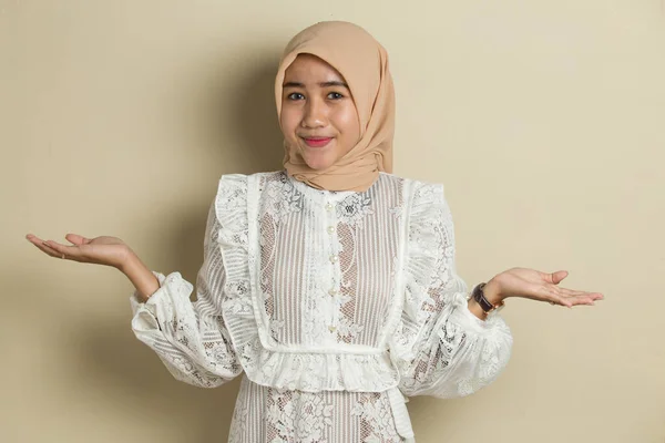 Ung Asiatisk Muslimsk Kvinna Som Bär Hijab Leende Självsäker Pekar — Stockfoto