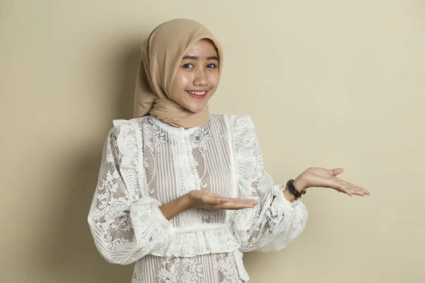 Ung Asiatisk Muslimsk Kvinna Som Bär Hijab Leende Självsäker Pekar — Stockfoto