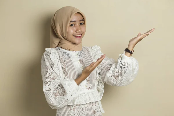 히잡을 아시아인 음악가는 손가락으로 방향을 가리키며 자신있게 광고를 — 스톡 사진