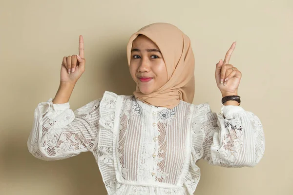 Wanita Muslim Asia Muda Mengenakan Hijab Tersenyum Percaya Diri Sambil — Stok Foto