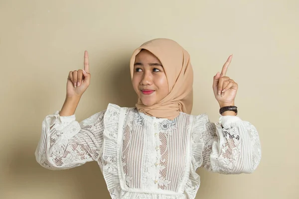 Young Asian Muslim Woman Wearing Hijab Smiling Confident Pointing Fingers — Stock Photo, Image