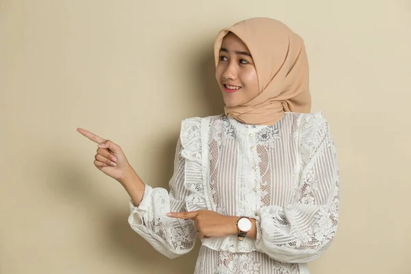 Joven Mujer Musulmana Asiática Usando Hijab Sonriendo Confiado Señalando Con —  Fotos de Stock