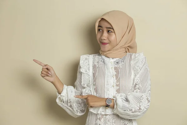 Young Asian Muslim Woman Wearing Hijab Smiling Confident Pointing Fingers — Stock Photo, Image