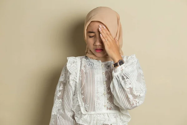 Retrato Mulher Muçulmana Doente Estressada Com Dor Cabeça Mulher Doente — Fotografia de Stock
