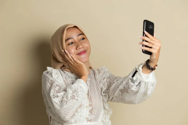 Boldog Ázsiai Hidzsáb Mobiltelefon Hogy Szelfi — Stock Fotó