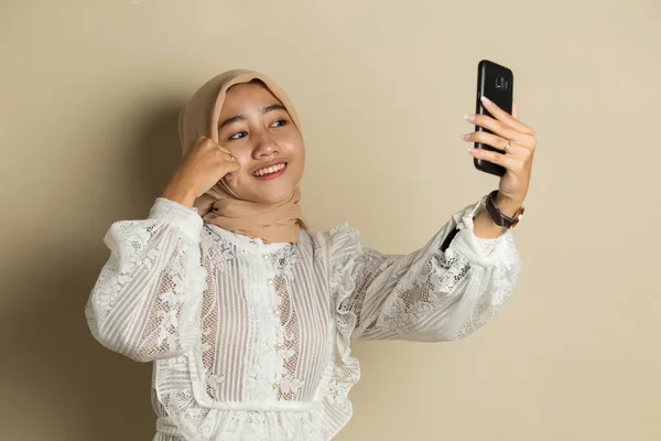 Gelukkig Aziatische Vrouw Hijab Met Mobiele Telefoon Maken Selfie — Stockfoto