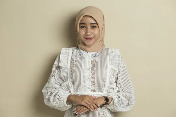 年轻的亚洲穆斯林女子头戴头巾 面带微笑 双臂交叉 — 图库照片