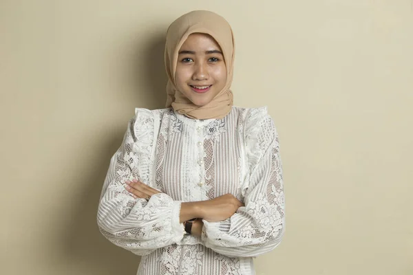 Young Asian Muslim Woman Head Scarf Smile Arms Crossed — Stock Photo, Image