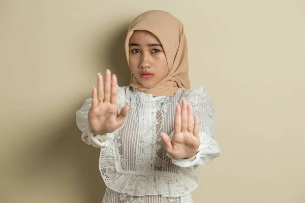 Азиатская Мусульманка Хиджаб Показать Стоп Руки Жест — стоковое фото