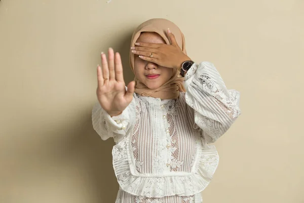 Asiatique Musulman Hijab Femme Montrer Arrêter Mains Geste — Photo