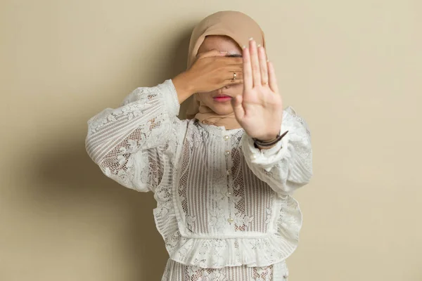 Azji Muzułmański Hidżab Kobieta Pokazać Stop Ręce Gest — Zdjęcie stockowe