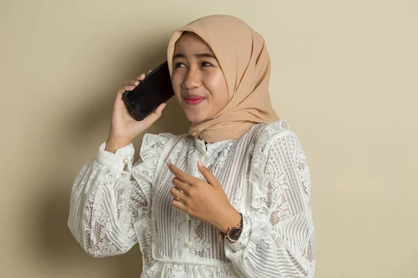 Πορτρέτο Μιας Νεαρής Ασιάτισσας Μουσουλμάνας Που Χρησιμοποιεί Κινητό Τηλέφωνο — Φωτογραφία Αρχείου